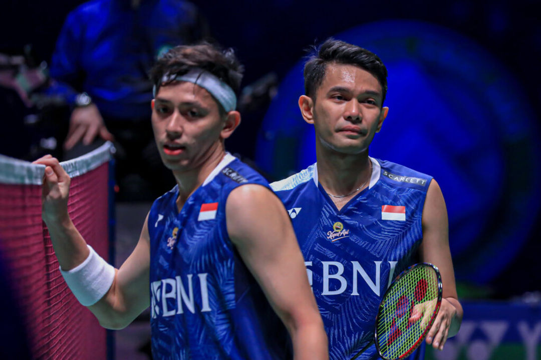 Ganda putra Indonesia, Fajar Alfian (kanan) dan M. Rian Ardianto tampak terharu usai menjuarai All England 2023, Minggu 19 Maret 2023 malam WIB.