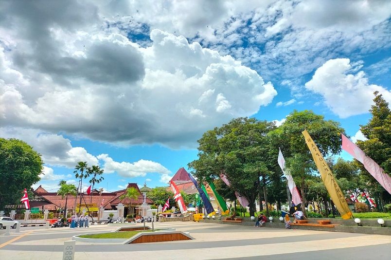 Kondidi lampu di alun alun Tuban banyak yang rusak.