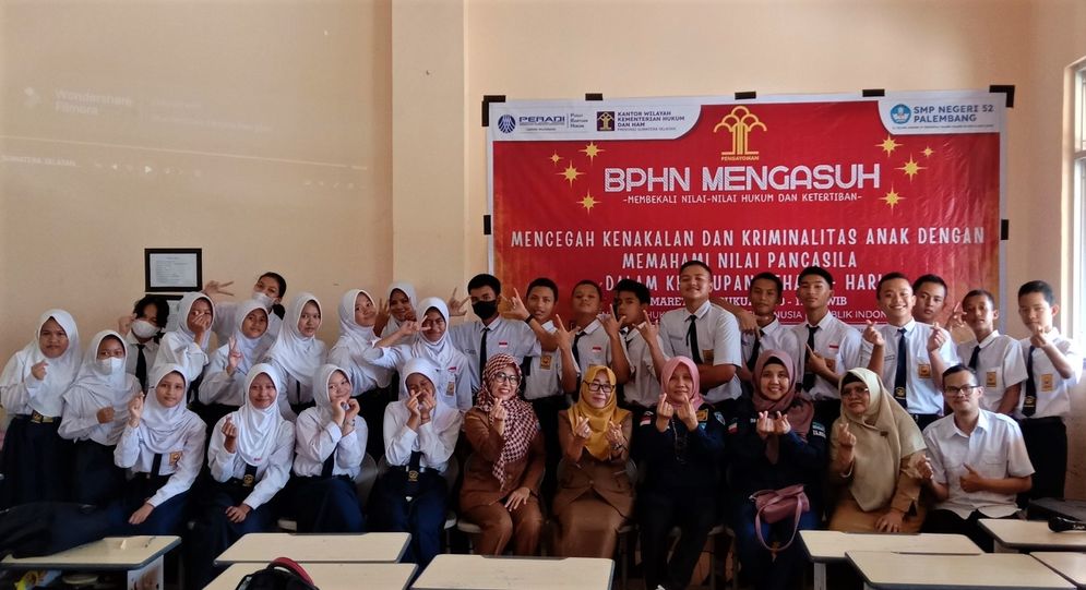 Peduli dengan Kasus Kenakalan Remaja Hingga Pemidanaan, PBH Peradi Palembang Selenggarakan BPHN Mengasuh di SMPN 52