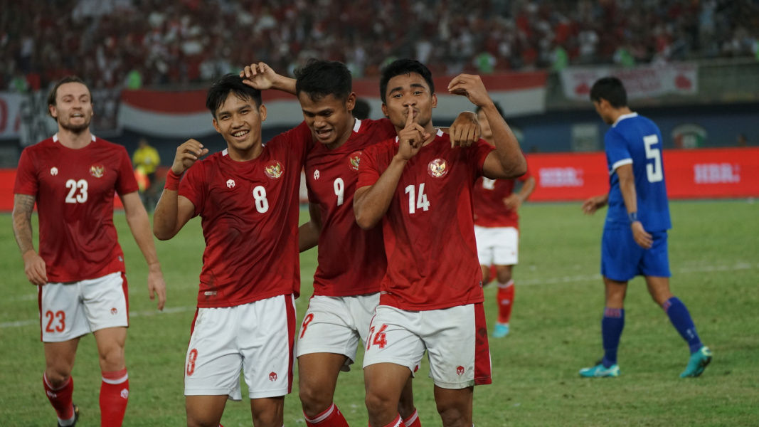 Timnas Indonesia berselebrasi merayakan gol.