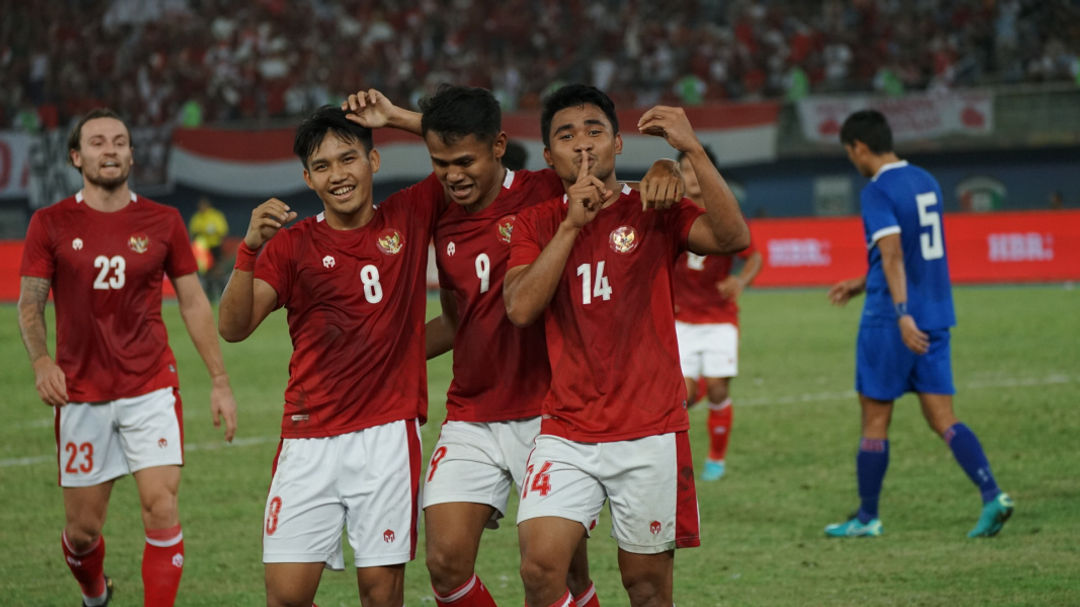 Timnas Indonesia berselebrasi merayakan gol.