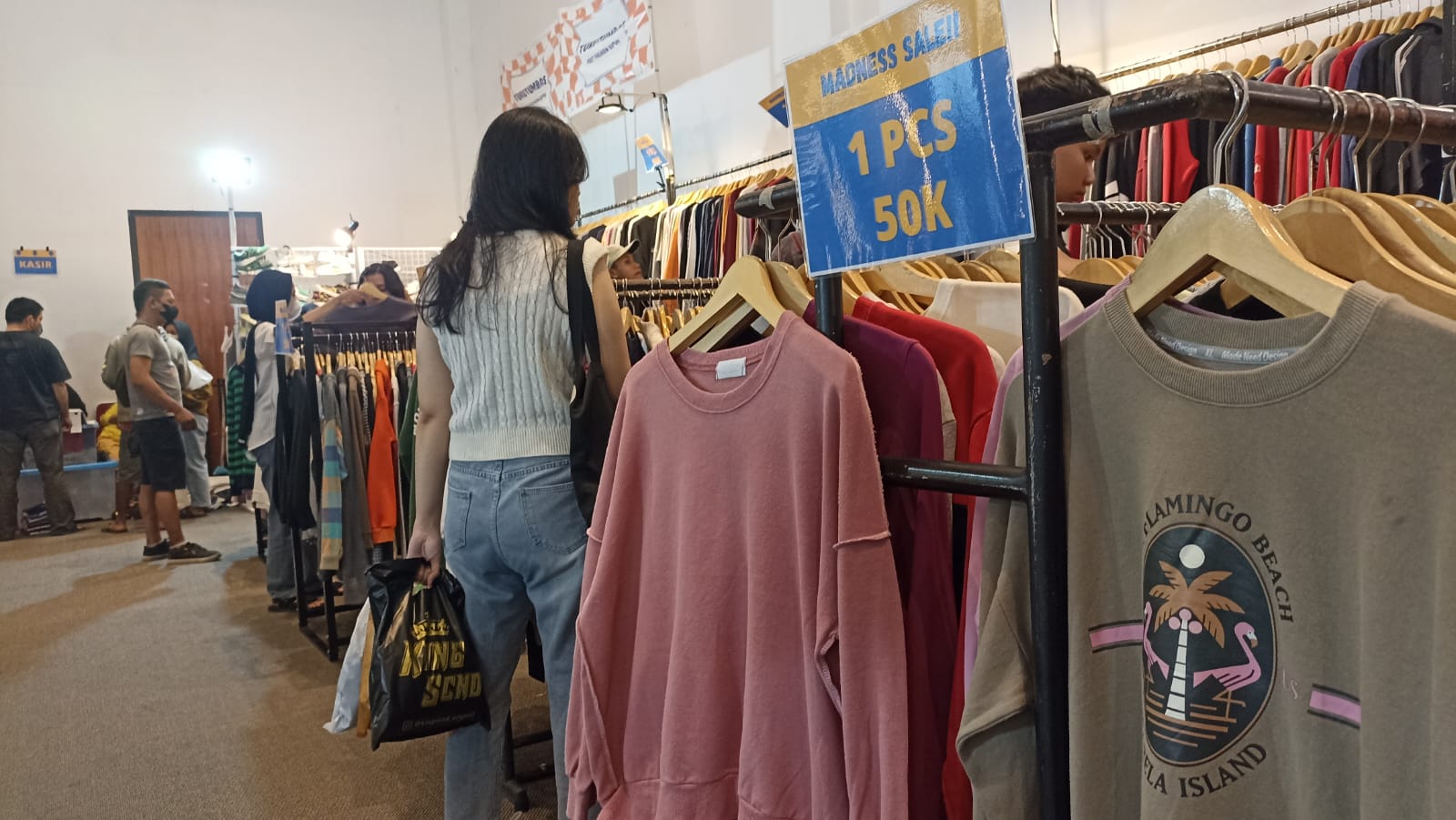 Konsumen memilih pakaian dalam ajang thrifting bertajuk Nglapak-Day Season 8 di  Convention Hall Terminal Tirtonadi, Solo, Minggu 19 Maret 2023.