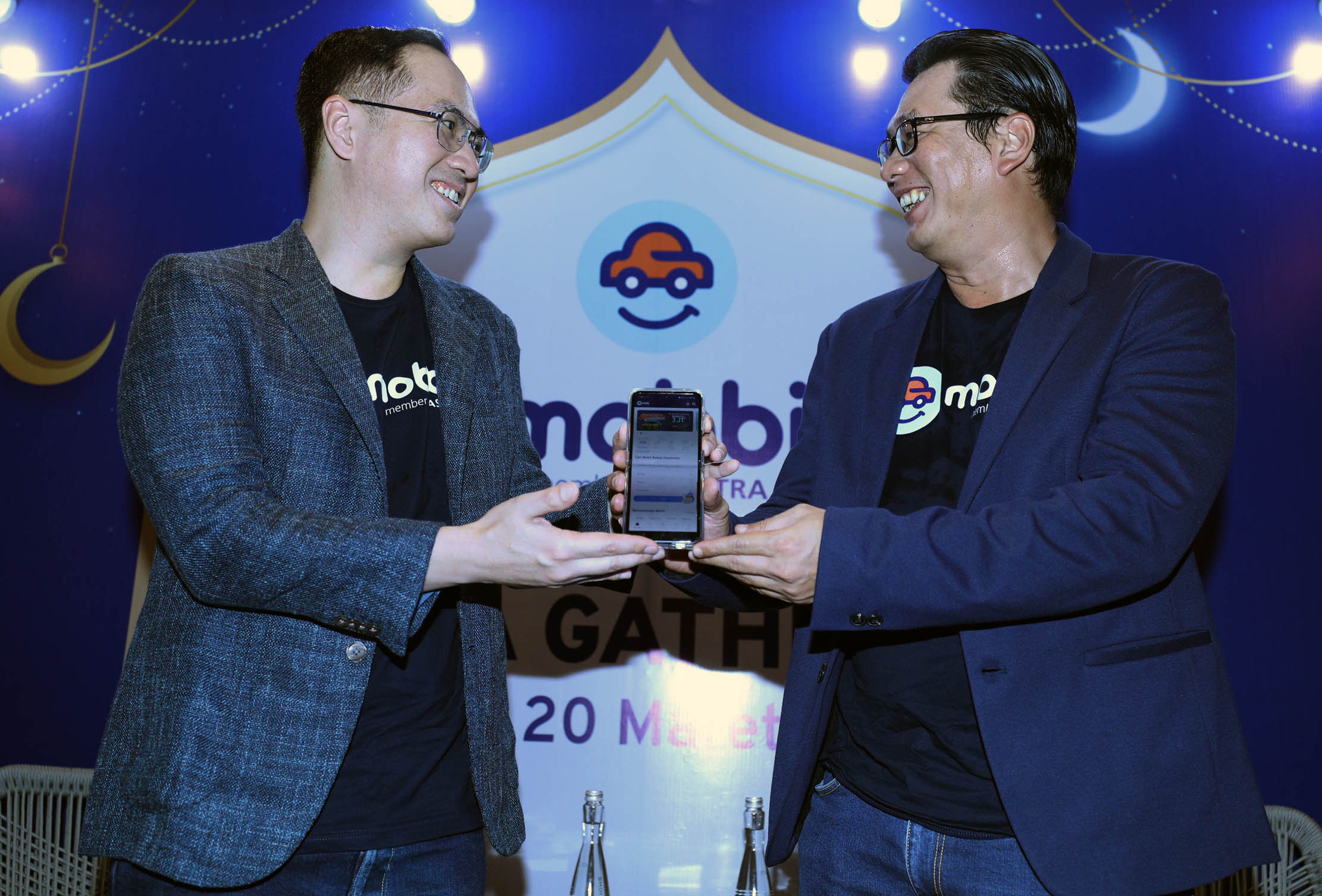 (ki-ka) Director dan Co-CEO PT Astra Digital Mobil (mobbi) CK Yap dan President Director PT Astra Digital Mobil (mobbi) Naga Sujady memperlihatkan tampilan aplikasi mobbi. Menjelang momen Ramadan, mobbi (PT Astra Digital Mobil), platform digital jual beli mobil bekas terpercaya dan terintegrasi dengan berbagai lini bisnis otomotif Grup Astra memperkenalkan program terbarunya yaitu mobbi Mudik Certified melalui campaign #IniJalanMudikku. Foto : Panji Asmoro/TrenAsia.