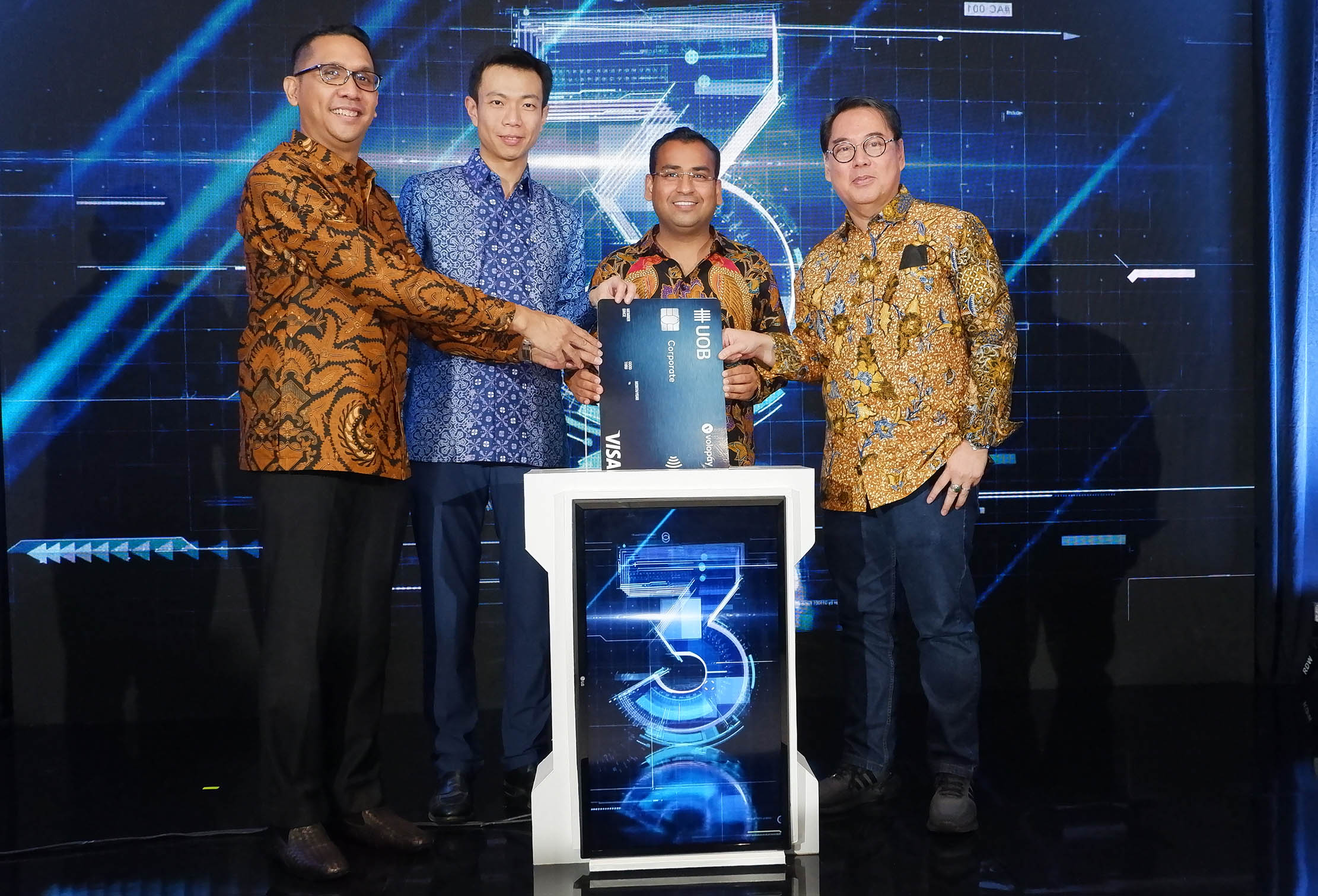 Consumer Banking Director UOB Indonesia Henry Choi (kedua kiri), Presiden Direktur Visa Indonesia Riko Abdurrahman (kanan), Anggota Pendiri dan Executive Vice President Volopay Rohit Bhageria (kedua kanan) dan National Sales Head UOB Indonesia Michael Angga (kiri) meresmikan peluncuran kartu kredit korporat hasil kolaborasi UOB Indonesia, Visa, dan Volopay di UOB Plaza, Jakarta, Selasa 21 Maret 2023. Foto : Panji Asmoro/TrenAsia