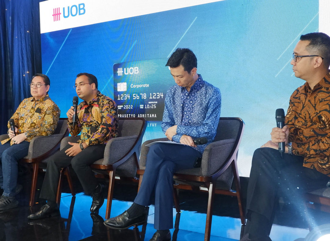 Consumer Banking Director UOB Indonesia Henry Choi (kedua kiri), Presiden Direktur Visa Indonesia Riko Abdurrahman (kanan), Anggota Pendiri dan Executive Vice President Volopay Rohit Bhageria (kedua kanan) dan National Sales Head UOB Indonesia Michael Angga (kiri) meresmikan peluncuran kartu kredit korporat hasil kolaborasi UOB Indonesia, Visa, dan Volopay di UOB Plaza, Jakarta, Selasa 21 Maret 2023. Foto : Panji Asmoro/TrenAsia