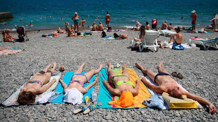 Turis Berjemur di Pantai Turis Rusia 