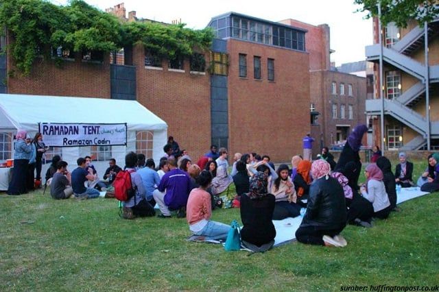 Aktivitas buka puasa dalam Bulan Ramadan di Inggris.