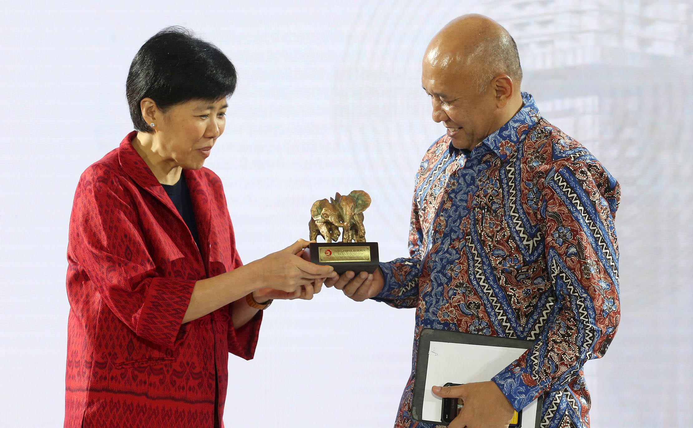 Presiden Direktur Bank OCBC NISP Parwati Surjaudaja menyerahkan plakat kepada Menteri Koperasi dan UKM Teten Masduki saat Gala Dinner OCBC NISP Business Forum 2023 yang berlangsung di Jakarta 21 Maret 2023. Foto : Panji Asmoro/TrenAsia