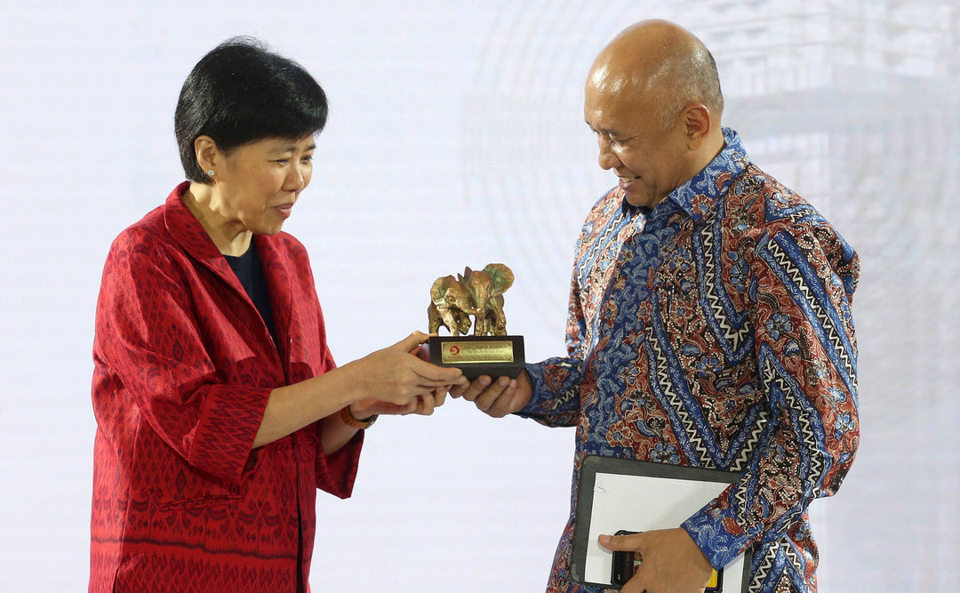 Presiden Direktur Bank OCBC NISP Parwati Surjaudaja menyerahkan plakat kepada Menteri Koperasi dan UKM Teten Masduki saat Gala Dinner OCBC NISP Business Forum 2023 yang berlangsung di Jakarta 21 Maret 2023. Foto : Panji Asmoro/TrenAsia