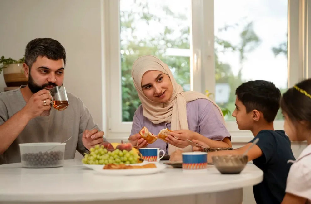 Umat muslim di berbagai negara bertemu kembali dengan Bulan Ramadan. Umat muslim termasuk anak-anak juga ikut diajarkan beribadah puasa dan menyambut bulan Ramadan.