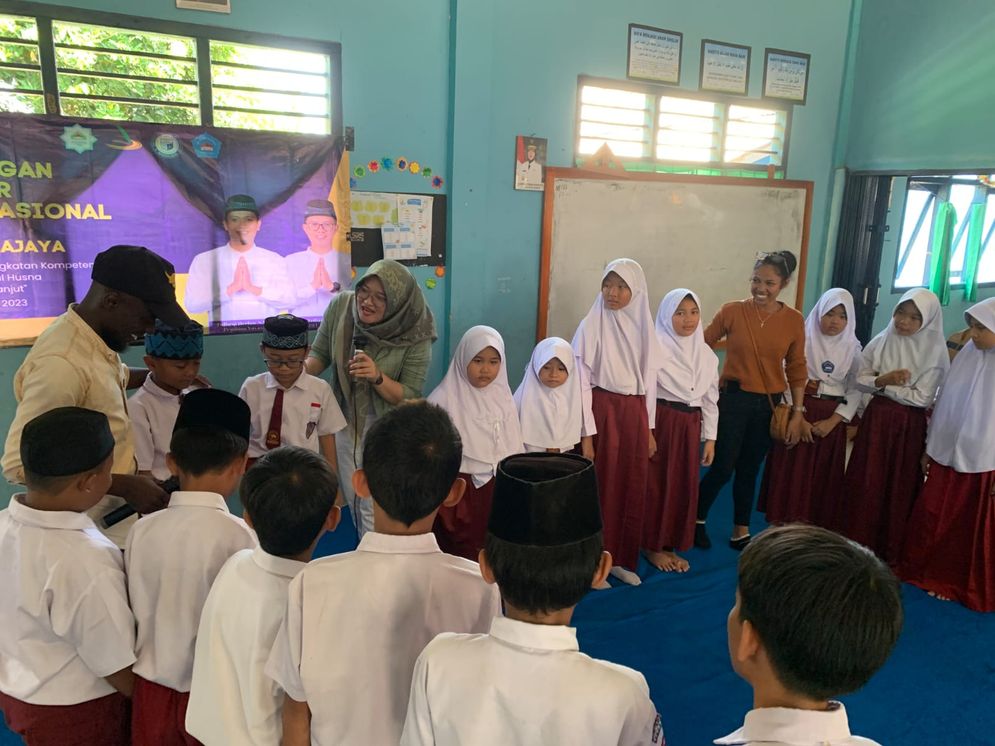 Mahasiswa IIB Darmajaya asal Uganda dan Madagaskar mengenalkan bahasa asing kepada pelajar SDIT Asmaul Husna, Kedondong, Pesawaran.