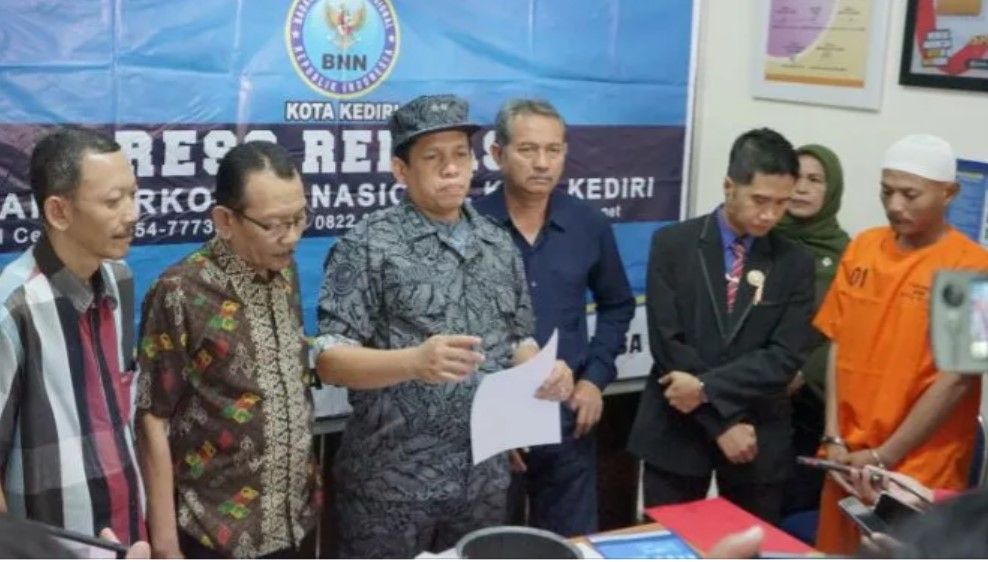 Pers Rilis- Petugas dari BNN Gerebek Rumah Warga di Kediri, Temukan Sabu di Dalam Baskom Nasi