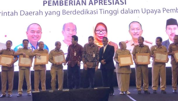 Sekdaprov Lampung Fahrizal Darminto Terima Penghargaan dari KPK RI