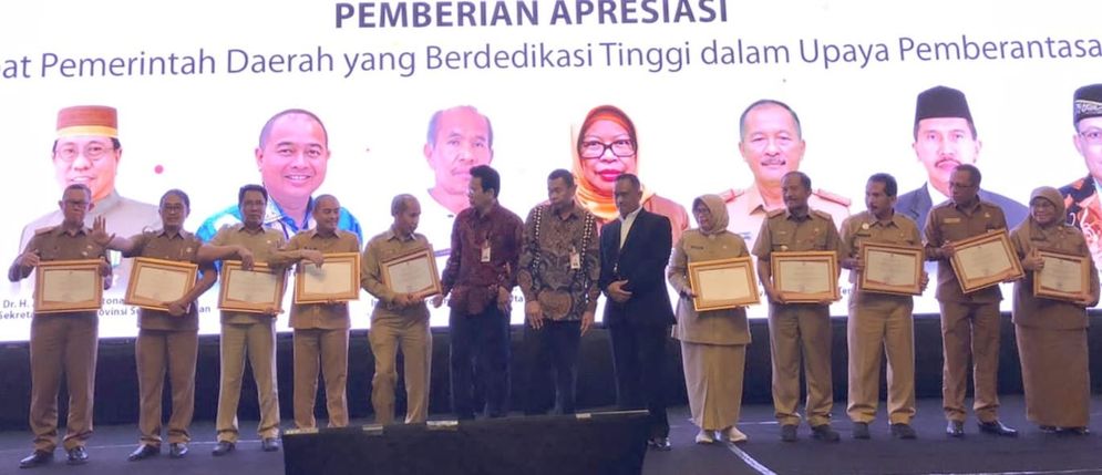 Sekretaris Daerah Provinsi Lampung menerima penghargaan Apresiasi Pejabat Pemerintah Daerah yang Berdedikasi Tinggi dalam Upaya Pemberantasan Korupsi dari Komisi Pemberantasan Korupsi (KPK) RI.