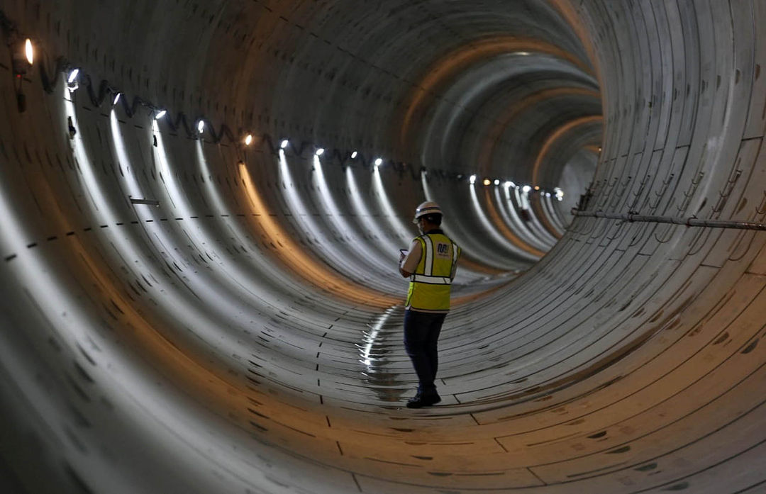 Nampak sejumlah pekerja melakukan pengecekan proyek pembangunan jalur MRT Jakarta fase 2A CP201 di kawasan Monas,Jakarta Kamis 23 Maret 2023. Pembangunan Stasiun Thamrin dan Monas pada konstruksi fase 2A MRT Jakarta saat ini telah mencapai 53,03 persen hingga 25 Februari 2023. Sementara itu mesin bor terowongan 1 (TBM-1) telah berhasil membangun terowongan northbound dari Stasiun Thamrin menuju Stasiun Bundaran HI sepanjang 400 meter, dari total 562 meter. Foto : Panji Asmoro/TrenAsia