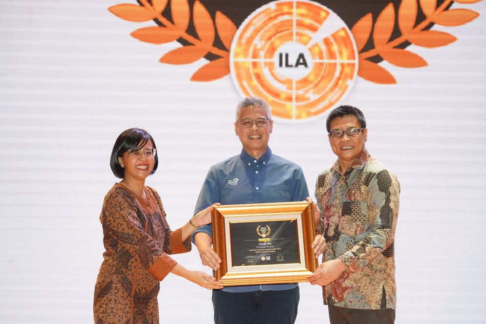 Director of Indonesia Industry Outlook, Anastasia Eko Putri; Head of PR, Marcomm, & Event, Laurentius Iwan Pranoto; Yuswohady, Founding Chairman Indonesia Industry Outlook saat penyerahan penghargaan Indonesia Industry Leadership Awards 2023.