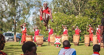 Seniman menampilkan tarian tradisional Burundi (foto : Wikipedia)