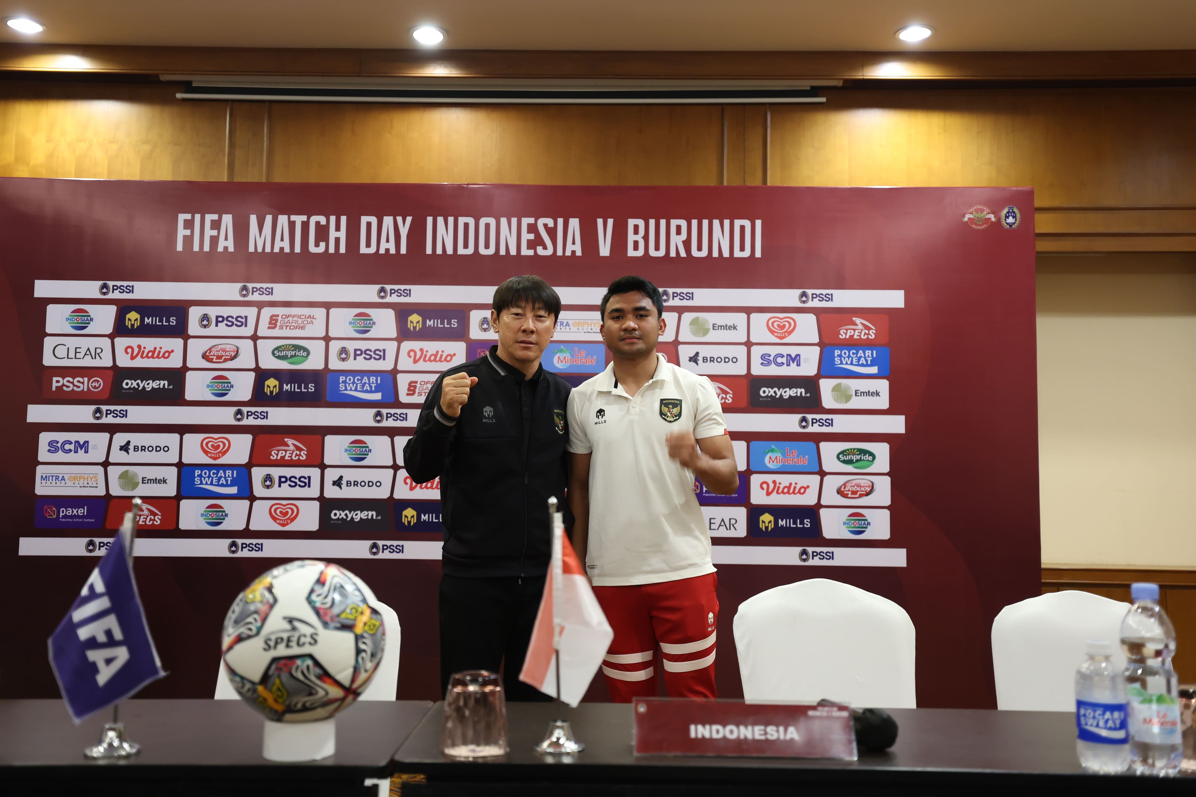 Pelatih Shin Tae-yong bersama Asnawai berpose di sela konferensi pers (foto : PSSI)
