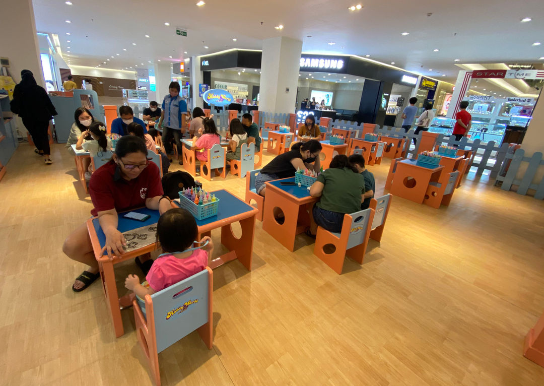 Potret suasana dalam Mal Emporium Pluit, Jakarta.