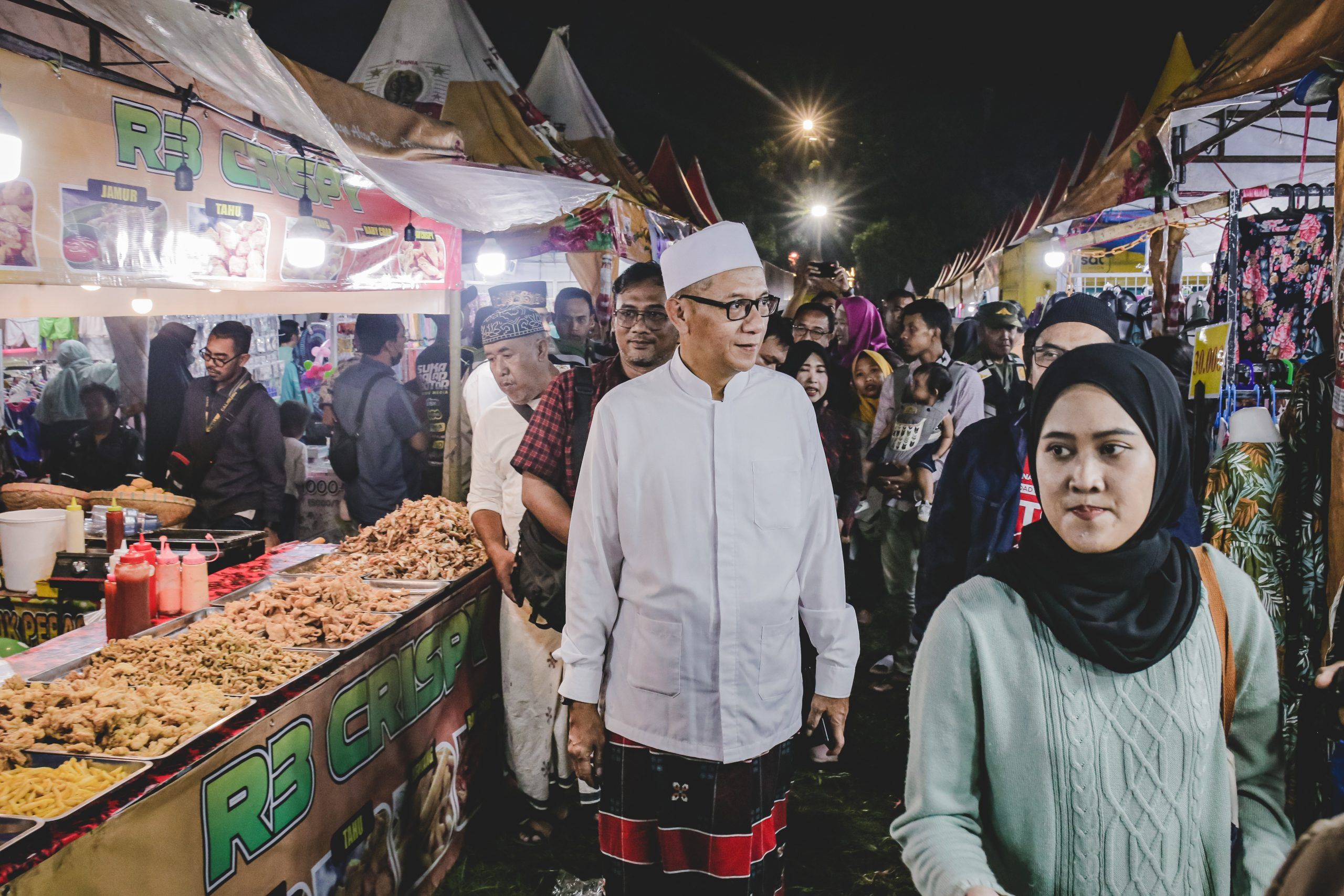 Pasar Ramadan dan Pasar santri yang digelar di alun alun Jember selama bulan puasa.