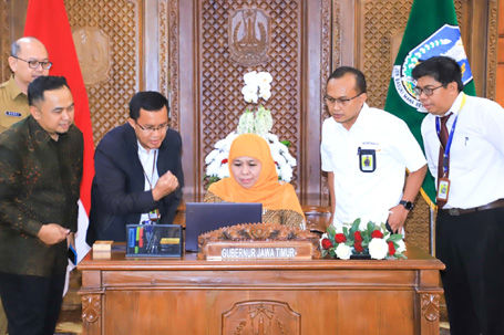 Gubernur Jatim Khofifah Indar Parawansa saat mengisi pajak tahunan.