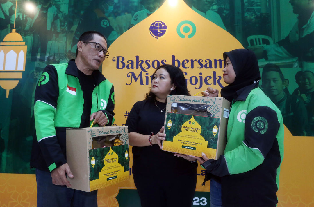 Head of Public Policy and Government Relation Gojek - Shinto Nugroho berbincang bersama perwakilan Komunitas Mitra Driver Gojek Jabodetabek dalam peresmian bakti sosial Ramadan dari Mitra Driver Gojek di Kantor Gojek Petojo, Jakarta. 26 Maret 2023. Foto : Panji Asmoro/TrenAsia