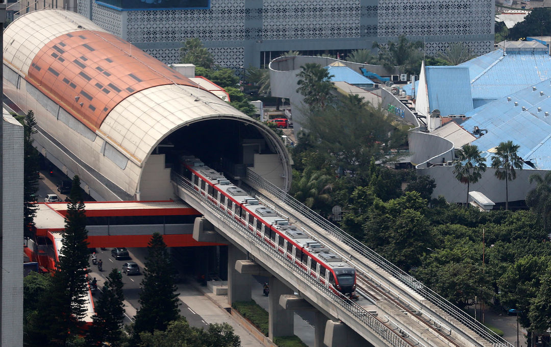 Nampak LRT tengah ujicoba melintas di kawasan Jl Rasuna Said Kuningan. PT Kereta Api Indonesia (Persero) atau KAI optimistis Light Rail Transit (LRT) Jabodebek dapat beroperasi sesuai target pada Juli 2023 usai mencapai progres 90 persen. Foto : Panji Asmoro/TrenAsia