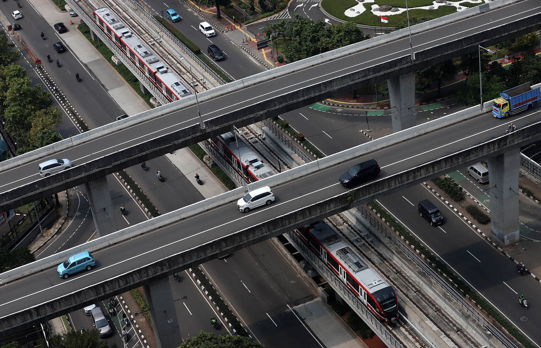 Nampak LRT tengah ujicoba melintas di kawasan Jl Rasuna Said Kuningan.