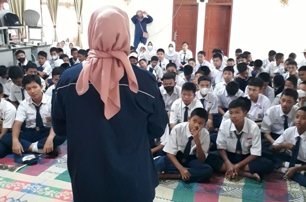 PBH Peradi dalam Program BPHN Mengasuh di SMPN 14 Palembang Berbagi Hadiah