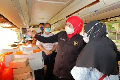 Gubernur Jatim Khofifah Indar Parawansa saat meninjuk mudik gratis tahun lalu