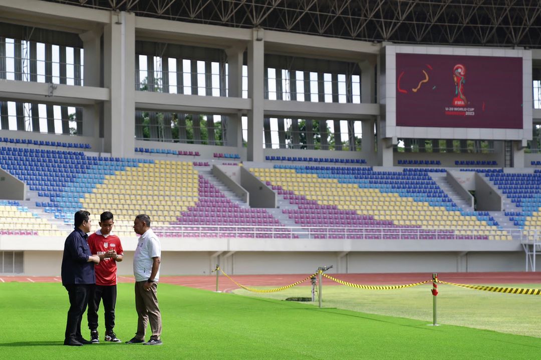 Wali Kota Solo, Gibran Rakabuming Raka (tengah) mendampingi Ketua Umum PSSI, Erick Thohir (kiri) dan Zainudin Amali dalam inspeksi di Stadion Manahan, Solo, 12 Maret 2023.