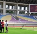 Wali Kota Solo, Gibran Rakabuming Raka (tengah) mendampingi Ketua Umum PSSI, Erick Thohir (kiri) dan Zainudin Amali dalam inspeksi di Stadion Manahan, Solo, 12 Maret 2023.