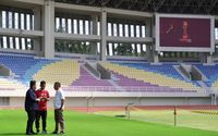 Wali Kota Solo, Gibran Rakabuming Raka (tengah) mendampingi Ketua Umum PSSI, Erick Thohir (kiri) dan Zainudin Amali dalam inspeksi di Stadion Manahan, Solo, 12 Maret 2023.