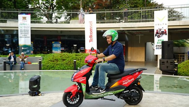 Telkomsel Jaga Bumi Gandeng Volta, Hadirkan Program Bundling Motor Listrik dengan Paket Kuota Data