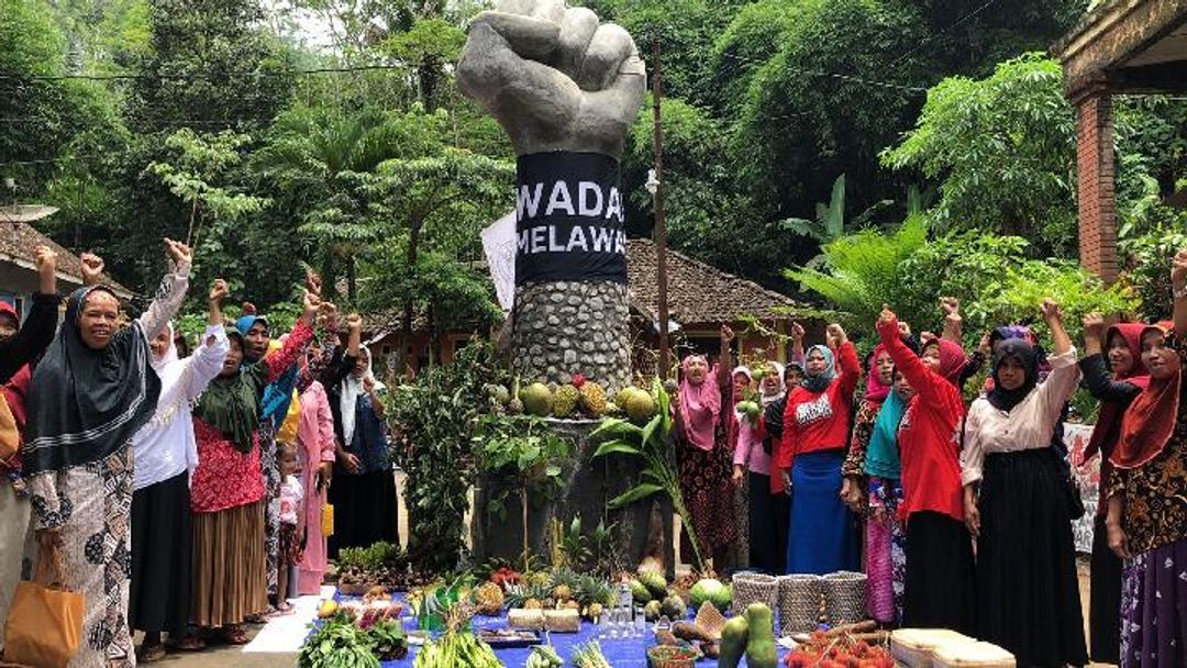 Warga meresmikan monumen perjuangan memperingati satu tahun pengepungan Desa Wadas oleh aparat keamanan, awal Februari 2023. 