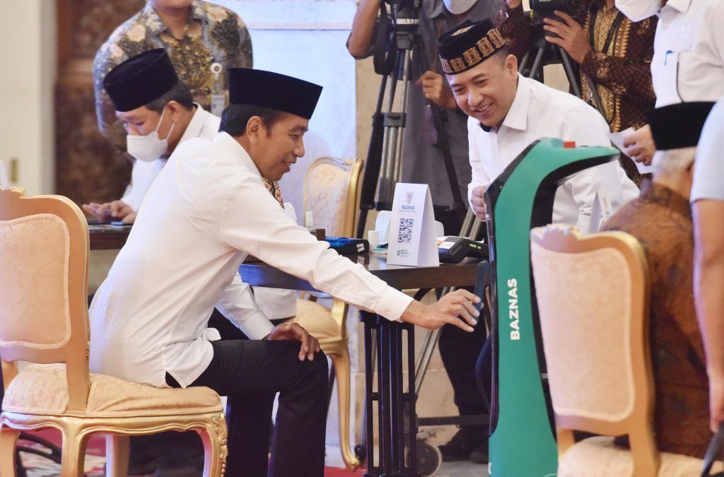 Presiden Jokowi dan Wakil Presiden KH Ma'ruf Amin menyerahkan zakat via BAZNAS. (Foto : Setkab)