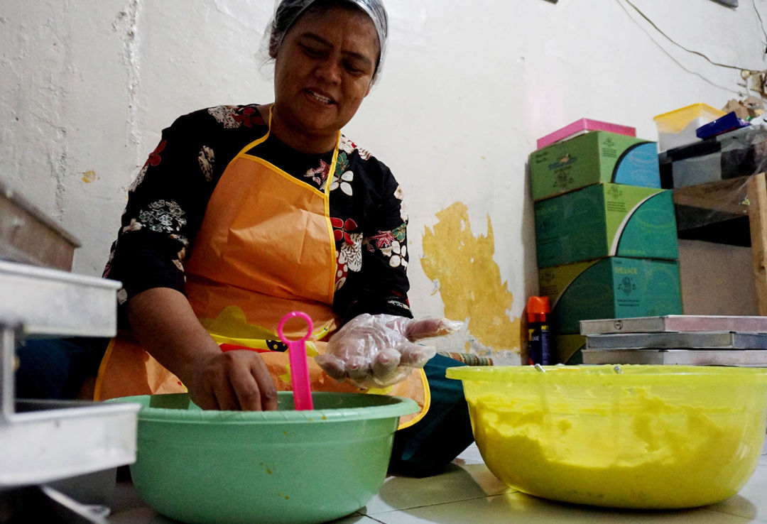 Aktifitas salah satu perajin kue kering di kawasan Uwung Jaya Kota Tangerang. Menjelang hari raya pesanan kue kering mulai meningkat, Selasa 28 Maret 2023. Foto : Panji Asmoro/TrenAsia