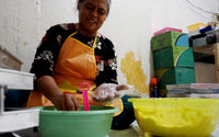 Aktifitas salah satu perajin kue kering di kawasan Uwung Jaya Kota Tangerang. Menjelang hari raya pesanan kue kering mulai meningkat, Selasa 28 Maret 2023. Foto : Panji Asmoro/TrenAsia