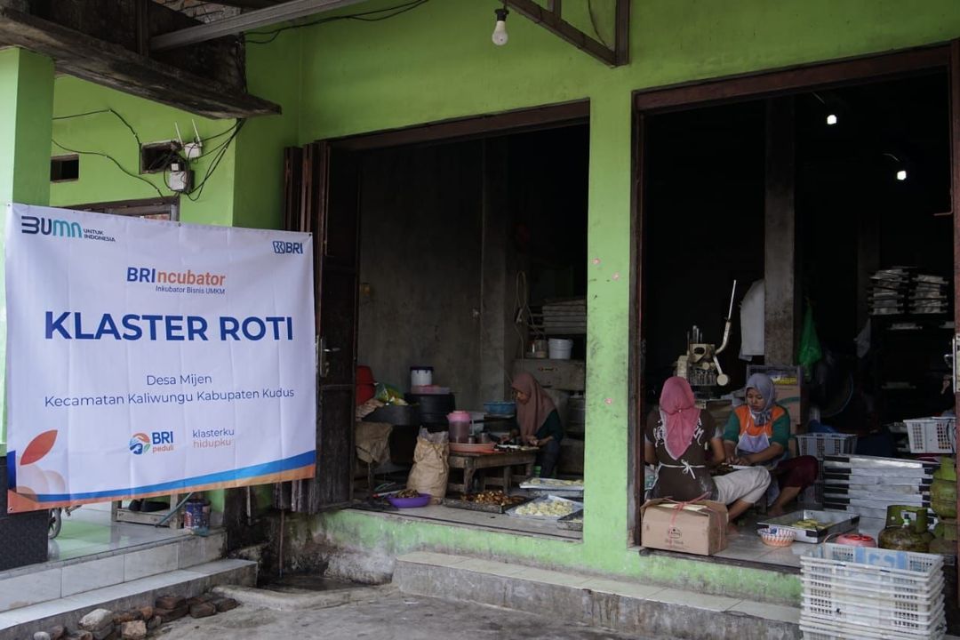 Aktivitas UMKM klaster roti di Desa  Mijen, Kudus, beberapa waktu lalu.