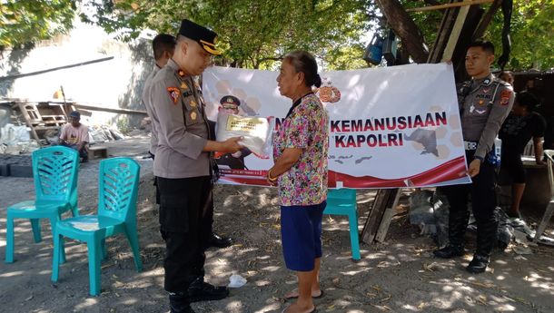 Wakapolres Sikka Turun Langsung Serahkan Bantuan Beras untuk 25 KK di Rt 004/Rw 002 Kelurahan Wairotang