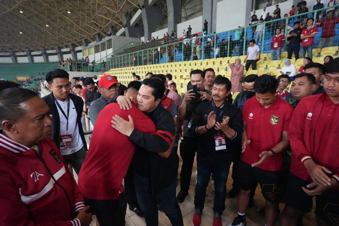 Ketua Umum PSSI, Erick Thohir, berangkulan dengan seorang pemain Timnas U-20 usai laga Timnas Indonesia senior melawan Burundi di Stadion Patriot, Bekasi, Selasa 28 Maret 2023.