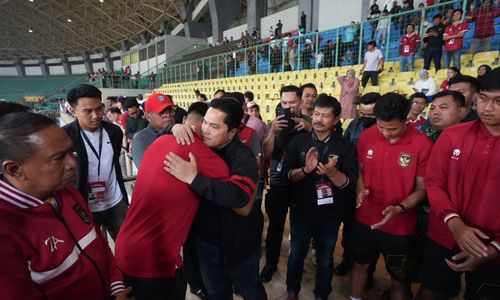 Ketua Umum PSSI, Erick Thohir, berangkulan dengan seorang pemain Timnas U-20 usai laga Timnas Indonesia senior melawan Burundi di Stadion Patriot, Bekasi, Selasa 28 Maret 2023.