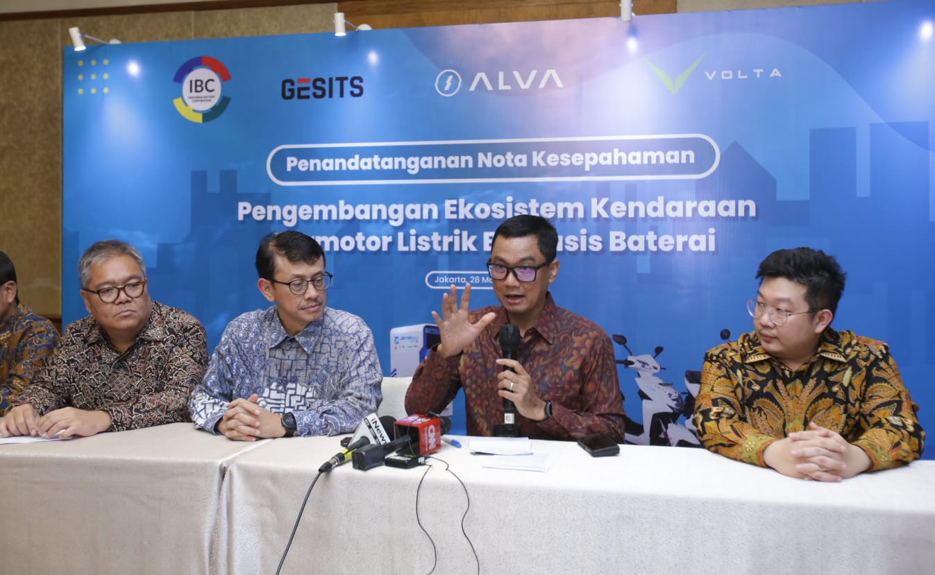 Permudah Pengguna Motor Listrik, PLN Dukung Langkah IBC dan Manufaktur untuk Standarisasi Baterai 