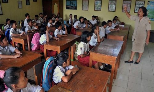 seorang-guru-mengajar-di-kelas-ilustrasi-_140210152653-385.jpg
