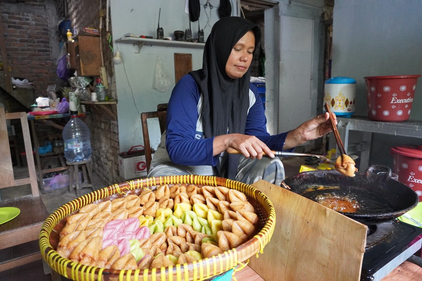 Kisminah, salah satu produsen adrem di Kampung Adrem. 