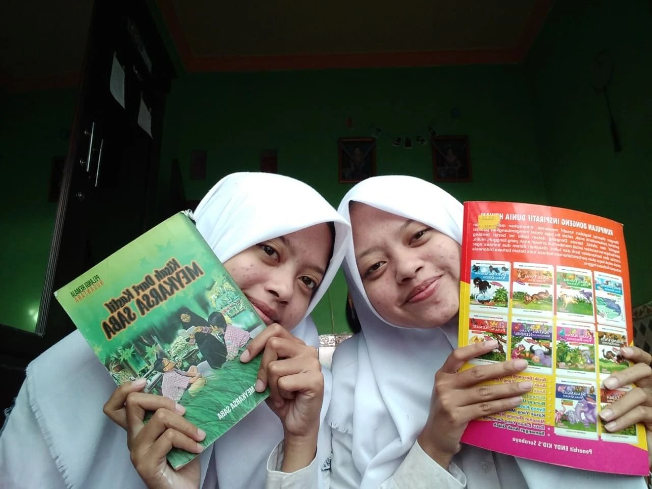 Shella Aprilia Nur Laili dan Shelly Aprilia Nur Laili sama-sama merayakan keterima jalur SNBP Unair.