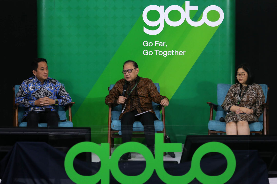 (Dari ki-ka)Direktur Utama GoTo  Andre Soelisty - Komisaris GoTo Agus D.W Martowardojo - Peneliti LPEM dan Asisten Profesor di FEB UI  Prani Sastiono dalam acara Peluncuran Riset LPEM FEB UI di Kantor Pusat Gojek, Jakarta 29 Maret 2023. Foto : Panji Asmoro/TrenAsia