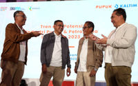 Direktur Utama PT Pupuk Kaltim Rahmad Pribadi (kedua kiri) berbincang dengan Direktur Operasi dan Produksi Hanggara Patrianta (kiri), Direktur Keuangan dan Umum Qomaruzzaman (kedua kanan) dan SEVP Business Support Meizar Effendi (kanan) saat Diskusi Tren dan Potensi Industri Pupuk dan Petrokimia Indonesia 2023 di Jakarta, Rabu 29 Maret 2023. Foto : Panji Asmoro/TrenAsia