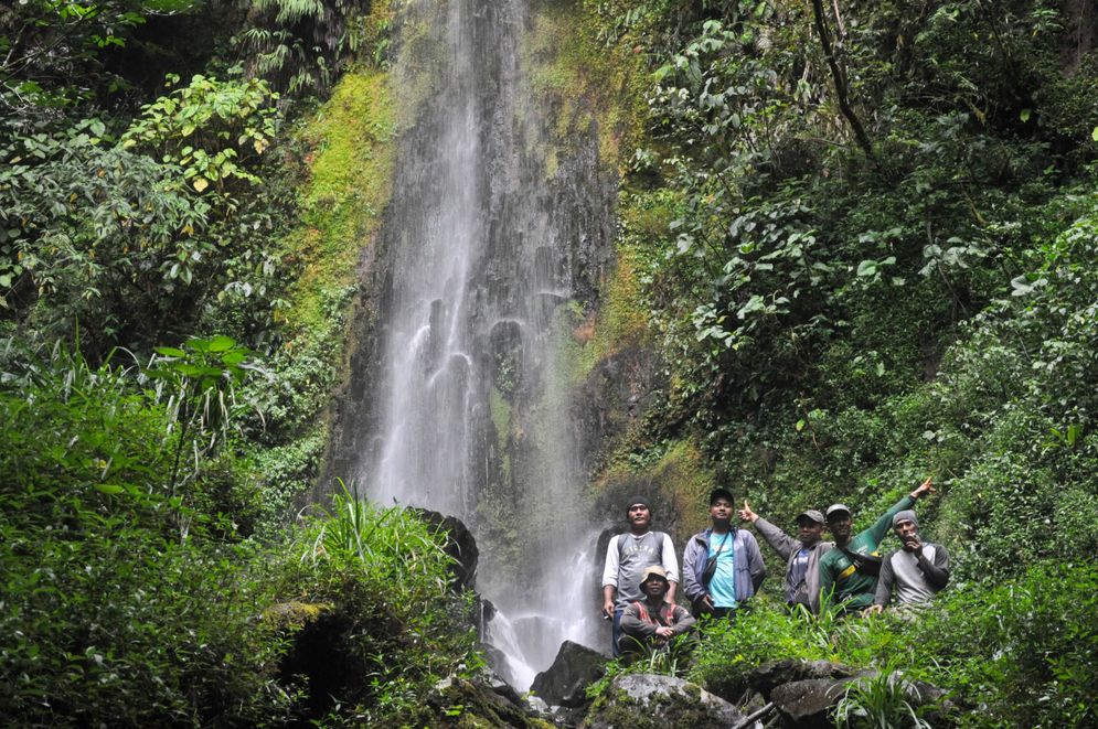 Tim HKm Ayek Bahu dan Hutan Kita Institute melakukan groundcheck air terjun hidden gem di Desa Pulau Panas, Kecamatan Tanjung Sakti Pumi, Kabupaten Lahat. (WongKito.co/Hafidz Trijatnika)