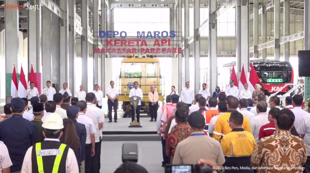 Presiden Jokowi mengatakan kereta api Trans Sulawesi bakal menghubungkan Makassar hingga Manado (foto : Setkab)